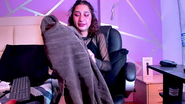 Queenjenn   online show from 01/30/25, 12:29