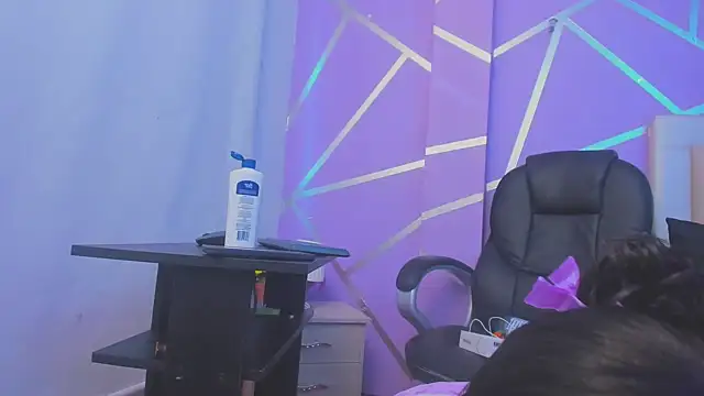 Queenjenn   online show from 02/25/25, 10:18