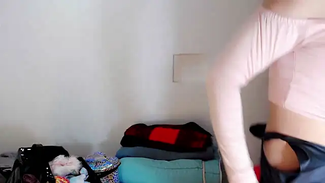 Snapshot of Oxana-Novikov chatting on 10/13/25, 09:59 Oxana-Novikov online show from 10/13/25, 09:59