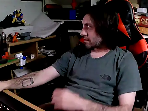 Snapshot of johnwood88 chatting on 11/01/25, 04:36 johnwood88 online show from 11/01/25, 04:36