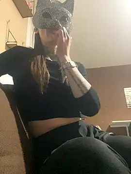 Snapshot of liloucamchaudee chatting on 11/21/25, 08:51 liloucamchaudee online show from 11/21/25, 08:51