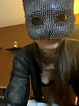 Snapshot of liloucamchaudee chatting on 11/25/25, 09:42 liloucamchaudee online show from 11/25/25, 09:42