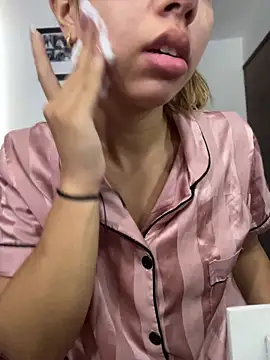Snapshot of Aaliyah_Salma chatting on 05/17/26, 03:52 Aaliyah Salma online show from 05/17/26, 03:52