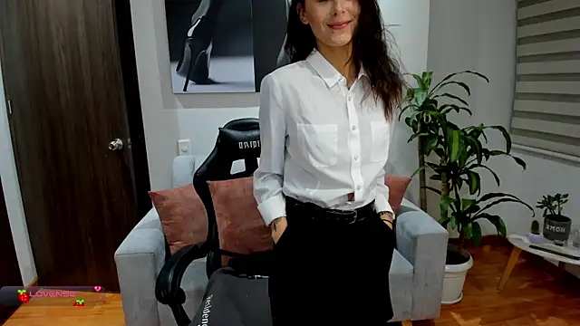 Snapshot of Emmy_petit chatting on 02/11/25, 01:52 Emmy petit online show from 02/11/25, 01:52