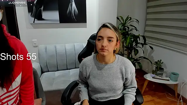 Snapshot of Emmy_petit chatting on 03/11/25, 01:26 Emmy petit online show from 03/11/25, 01:26