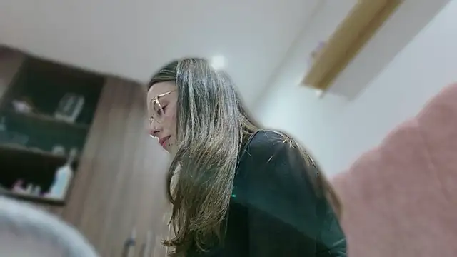 Snapshot of Emmy_petit chatting on 10/16/25, 02:12 Emmy petit online show from 10/16/25, 02:12