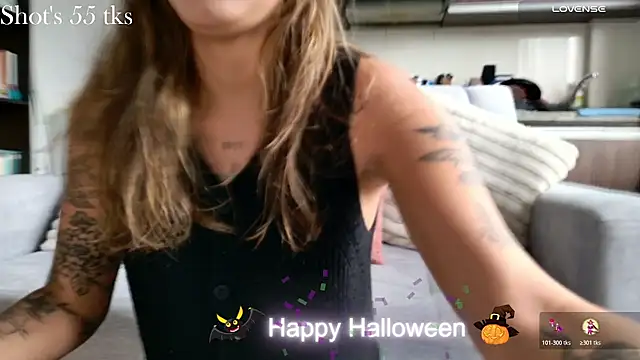 Snapshot of Emmy_petit chatting on 10/29/25, 03:36 Emmy petit online show from 10/29/25, 03:36