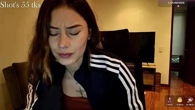 Snapshot of Emmy_petit chatting on 11/01/25, 06:54 Emmy petit online show from 11/01/25, 06:54