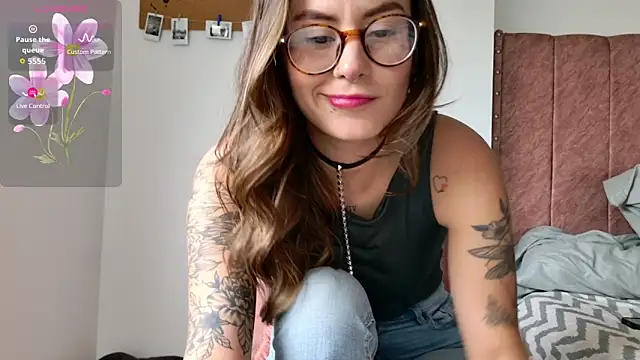 Snapshot of Emmy_petit chatting on 02/03/26, 06:46 Emmy petit online show from 02/03/26, 06:46