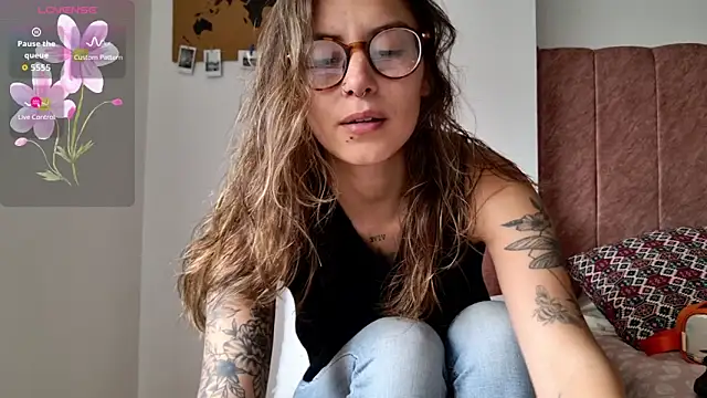 Snapshot of Emmy_petit chatting on 02/06/26, 05:05 Emmy petit online show from 02/06/26, 05:05