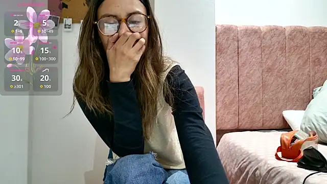 Snapshot of Emmy_petit chatting on 02/26/26, 01:37 Emmy petit online show from 02/26/26, 01:37