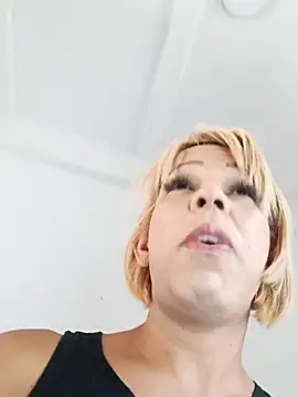 Snapshot of blondebitchlitle chatting on 03/03/25, 03:31 blondebitchlitle online show from 03/03/25, 03:31