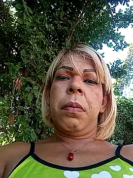 Snapshot of blondebitchlitle chatting on 10/16/25, 01:34 blondebitchlitle online show from 10/16/25, 01:34