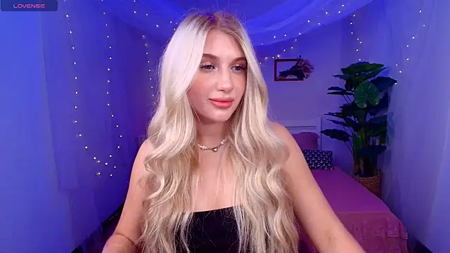 Snapshot of Evacadooo chatting on 07/23/26, 03:04 Evacadooo online show from 07/23/26, 03:04