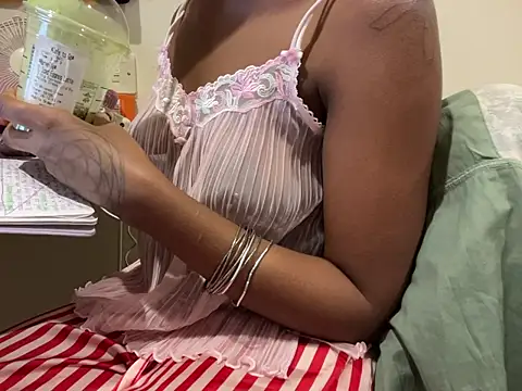 Snapshot of iveedie017 chatting on 11/06/25, 11:48 iveedie017 online show from 11/06/25, 11:48