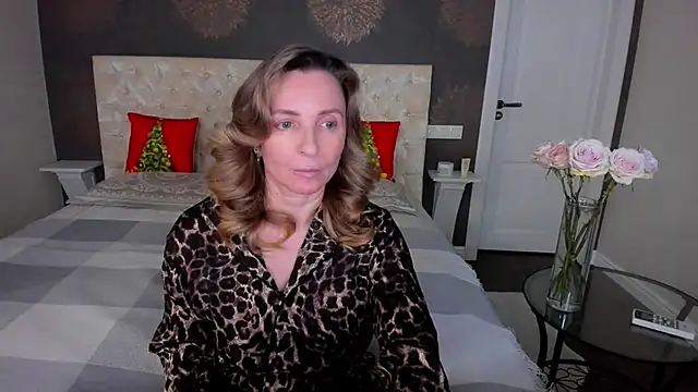 Snapshot of AllisonWilliams chatting on 12/17/25, 04:02 AllisonWilliams online show from 12/17/25, 04:02