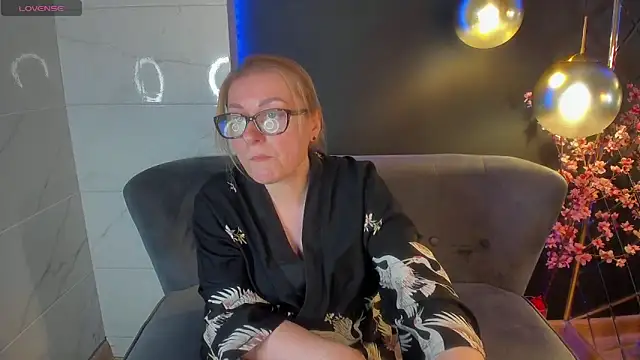 Snapshot of AlexandraKind chatting on 02/02/25, 04:43 AlexandraKind online show from 02/02/25, 04:43