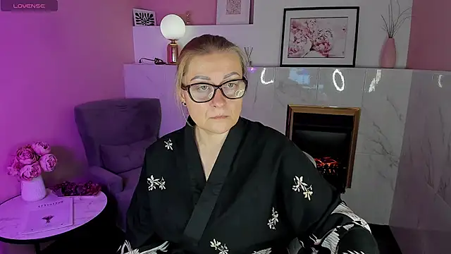 Snapshot of AlexandraKind chatting on 02/04/25, 01:38 AlexandraKind online show from 02/04/25, 01:38