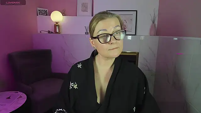 Snapshot of AlexandraKind chatting on 02/07/25, 12:09 AlexandraKind online show from 02/07/25, 12:09