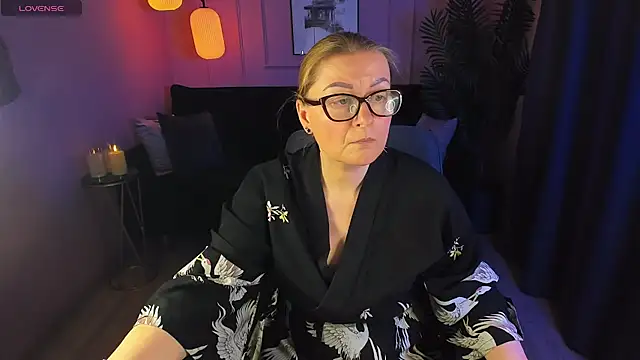 Snapshot of AlexandraKind chatting on 02/16/25, 03:04 AlexandraKind online show from 02/16/25, 03:04