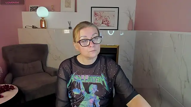 Snapshot of AlexandraKind chatting on 02/17/25, 08:41 AlexandraKind online show from 02/17/25, 08:41