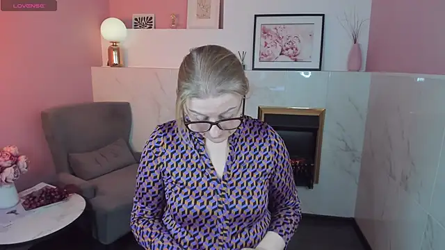 Snapshot of AlexandraKind chatting on 02/25/25, 09:20 AlexandraKind online show from 02/25/25, 09:20