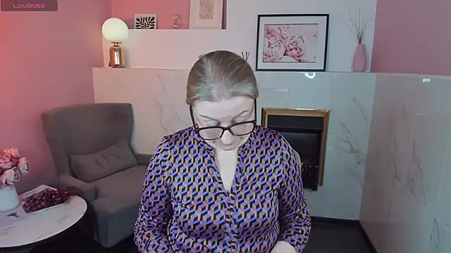 Snapshot of AlexandraKind chatting on 02/25/25, 12:34 AlexandraKind online show from 02/25/25, 12:34