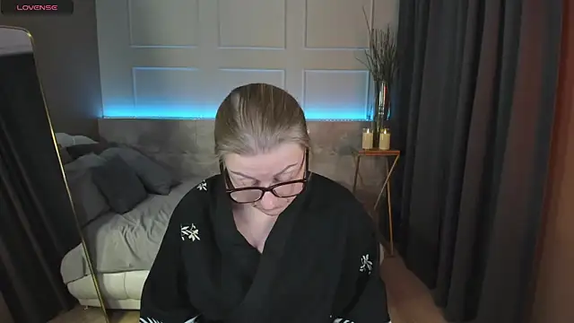 Snapshot of AlexandraKind chatting on 03/02/25, 12:31 AlexandraKind online show from 03/02/25, 12:31