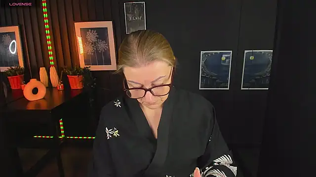 Snapshot of AlexandraKind chatting on 03/04/25, 08:38 AlexandraKind online show from 03/04/25, 08:38