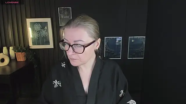 Snapshot of AlexandraKind chatting on 03/06/25, 08:48 AlexandraKind online show from 03/06/25, 08:48