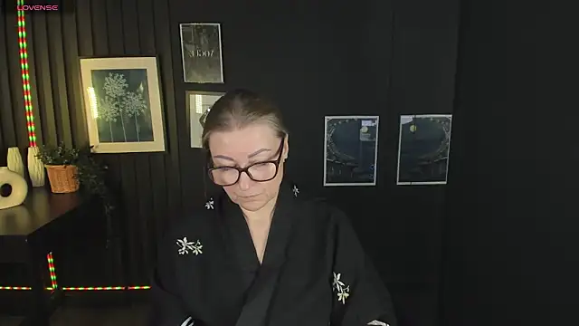 Snapshot of AlexandraKind chatting on 03/07/25, 12:04 AlexandraKind online show from 03/07/25, 12:04