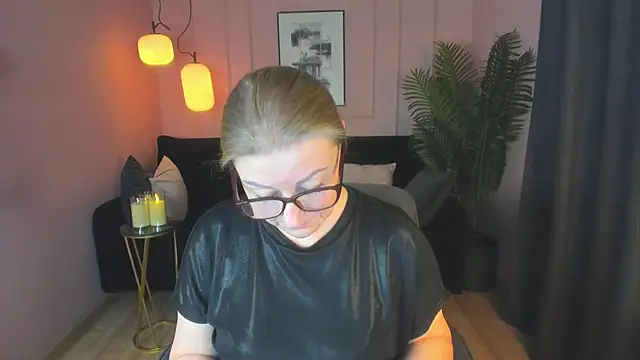 Snapshot of AlexandraKind chatting on 03/17/25, 04:54 AlexandraKind online show from 03/17/25, 04:54