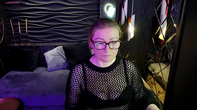 Snapshot of AlexandraKind chatting on 03/19/25, 04:45 AlexandraKind online show from 03/19/25, 04:45