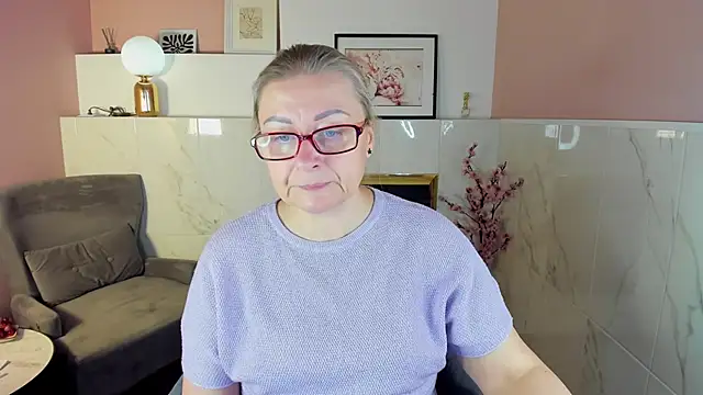 Snapshot of AlexandraKind chatting on 09/17/25, 01:35 AlexandraKind online show from 09/17/25, 01:35