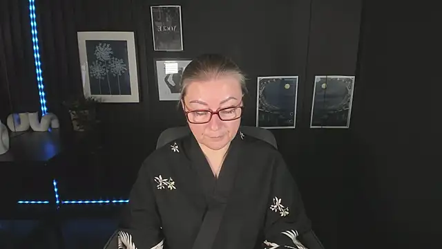 Snapshot of AlexandraKind chatting on 09/25/25, 02:10 AlexandraKind online show from 09/25/25, 02:10