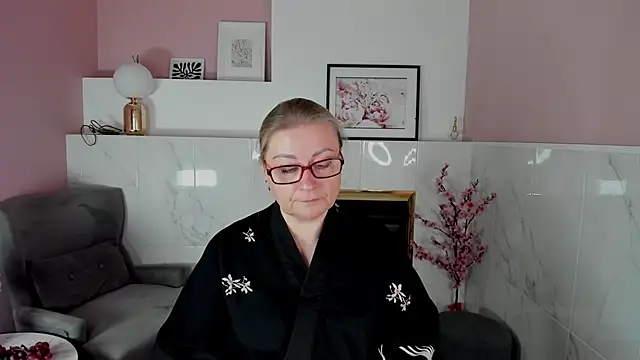 Snapshot of AlexandraKind chatting on 10/04/25, 01:42 AlexandraKind online show from 10/04/25, 01:42