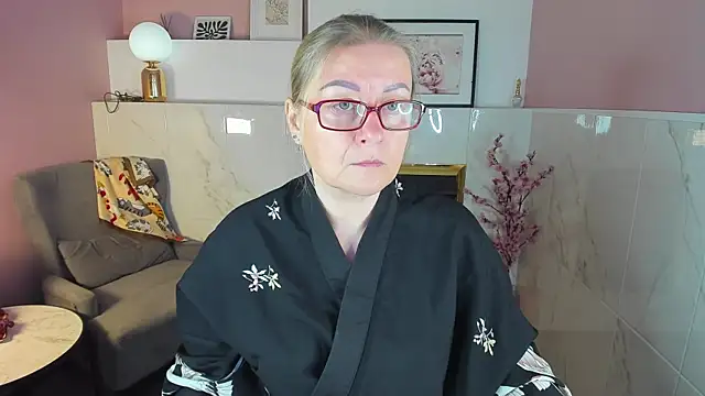 Snapshot of AlexandraKind chatting on 10/13/25, 01:33 AlexandraKind online show from 10/13/25, 01:33