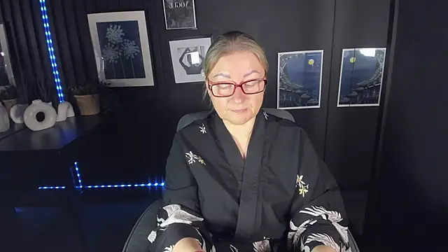 Snapshot of AlexandraKind chatting on 10/20/25, 01:44 AlexandraKind online show from 10/20/25, 01:44