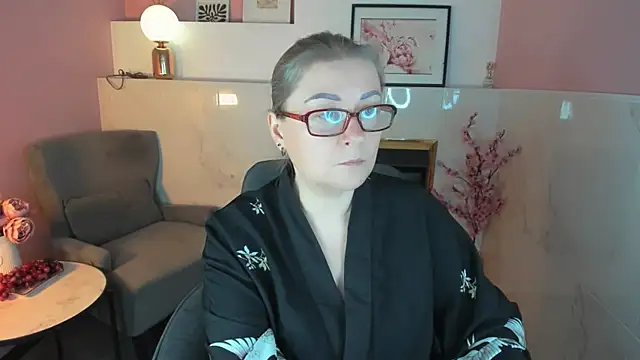 Snapshot of AlexandraKind chatting on 11/13/25, 08:41 AlexandraKind online show from 11/13/25, 08:41