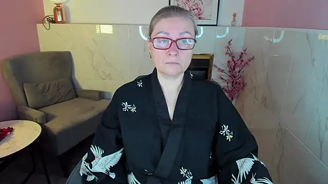 Snapshot of AlexandraKind chatting on 11/23/25, 01:44 AlexandraKind online show from 11/23/25, 01:44