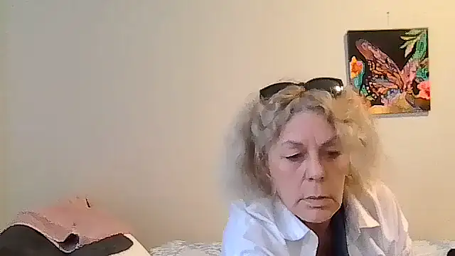 housewife shantie online show from 05/06/26, 10:53