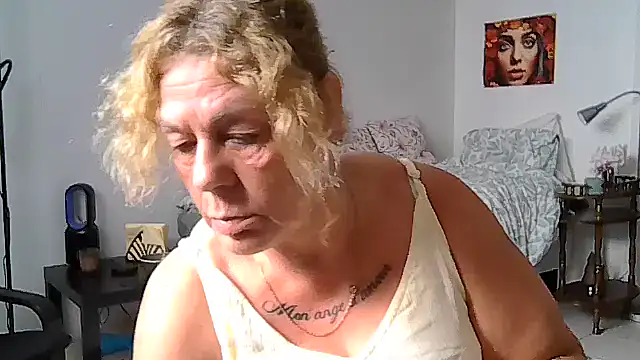 Snapshot of housewife_shantie chatting on 07/11/26, 10:40 housewife shantie online show from 07/11/26, 10:40
