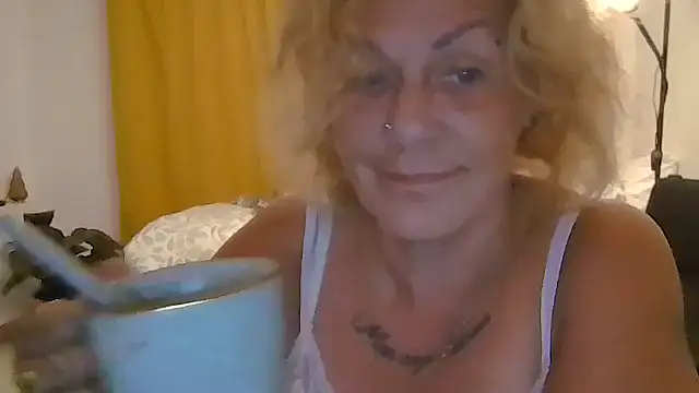 Snapshot of housewife_shantie chatting on 07/20/26, 11:40 housewife shantie online show from 07/20/26, 11:40