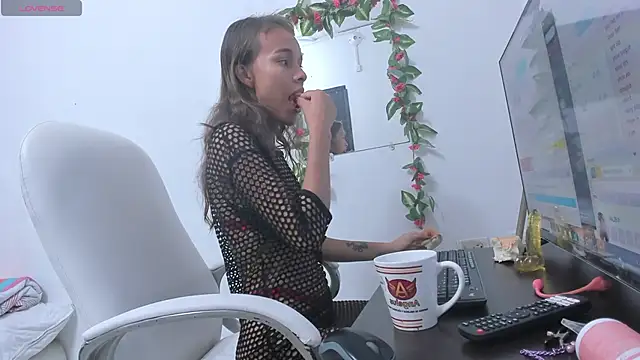 lulu 25  online show from 12/31/24, 03:09