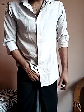 Snapshot of Vignesh3246 chatting on 10/27/25, 07:23 Vignesh3246 online show from 10/27/25, 07:23