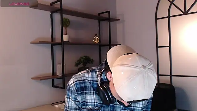 Snapshot of MattiDeLuca chatting on 12/15/24, 11:34 MattiDeLuca online show from 12/15/24, 11:34