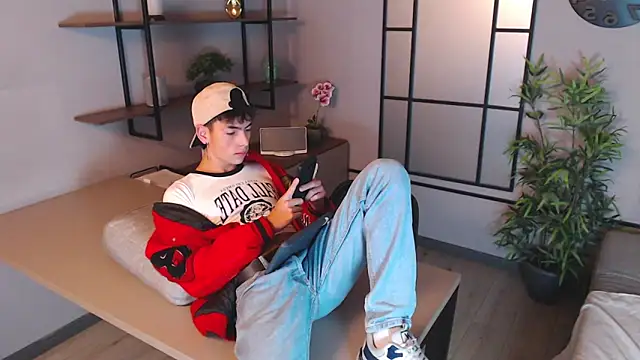 Snapshot of MattiDeLuca chatting on 12/17/24, 11:28 MattiDeLuca online show from 12/17/24, 11:28