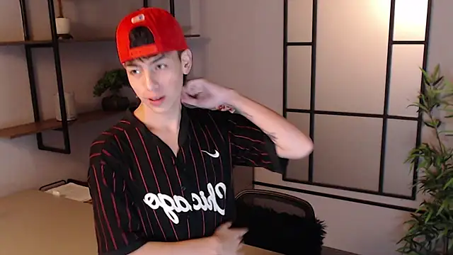 Snapshot of MattiDeLuca chatting on 12/19/24, 11:39 MattiDeLuca online show from 12/19/24, 11:39