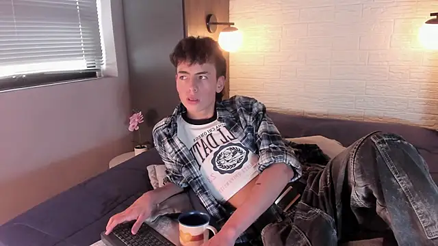 Snapshot of MattiDeLuca chatting on 12/23/24, 05:43 MattiDeLuca online show from 12/23/24, 05:43