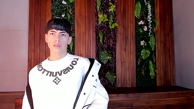 Snapshot of MattiDeLuca chatting on 01/15/25, 11:32 MattiDeLuca online show from 01/15/25, 11:32